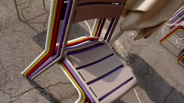 Şehirdeki restoran terasında kapalı sandalyeler. — Stok video
