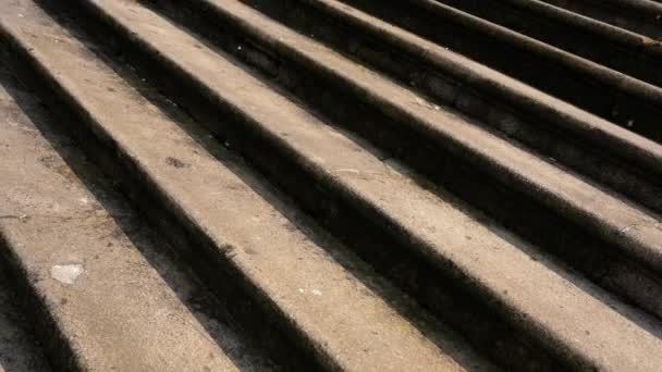 広い階段で天気の良いコンクリート階段の上の動き — ストック動画