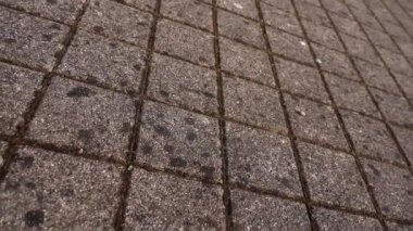 Tarihi eskimiş asfalt levhaları olan yerel bir simge.