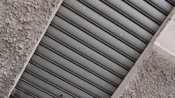Kovové dveře okenice na šedé stěně s dekorativní fasádou — Stock video