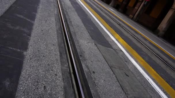 Paralelní tramvajové koleje na široké asfaltové silnici ve městě — Stock video