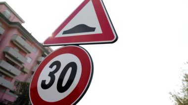 Modern apartmana karşı kısıtlı yol işaretleri