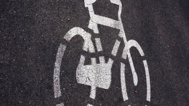Mouvement sur le panneau de piste cyclable peint en blanc sur le chemin — Video