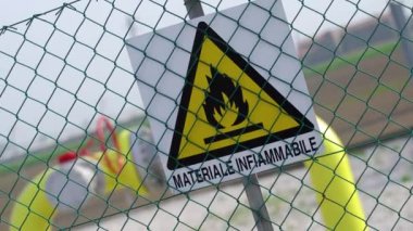 Yanıcı madde işaretinin arkasındaki büyük gaz boru hatları.