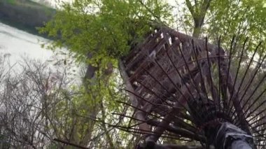 Eski bir metal boru nehri geçiyor.