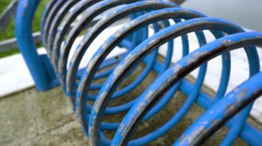 Eski püskü, parlak, mavi halka şeklinde bisiklet parkı hareketi.