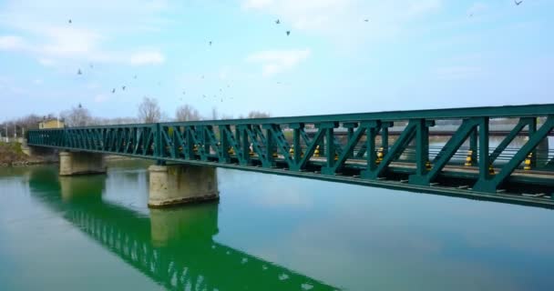 Puente de acero para el tren sobre el río — Vídeo de stock