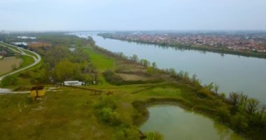 Yukarıdan Po Nehri ve yanında bir İtalyan şehri.
