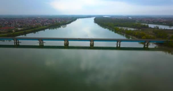 Современный мост через самую длинную реку Италии — стоковое видео