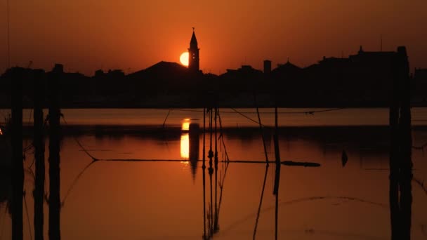 A naplemente időpontja a Chioggia lagúnán — Stock videók