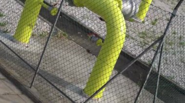 Çitlerdeki kapalı sarı gaz boruları.