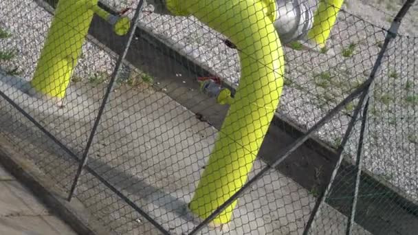 栅栏内封闭的黄色煤气管道 — 图库视频影像
