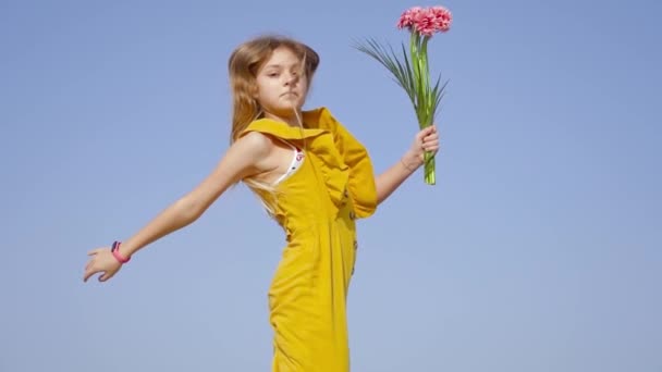 Chica en salto en cámara lenta con flores en la mano — Vídeos de Stock