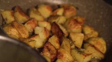 Patatesler tavada kızarıyor.