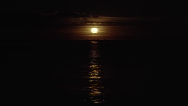 Mondscheibenlicht reflektiert auf Wasser und schafft Pfad im Meer — Stockvideo