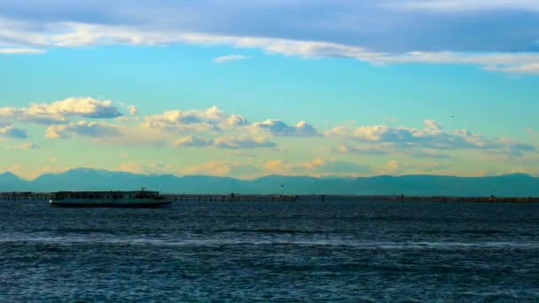 Bateau navigue sur la mer bleue avec ondulation contre le littoral — Video