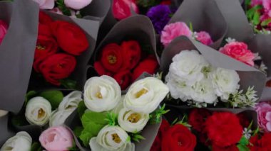 Çiçekçide kağıt üzerinde renkli gül buketleri