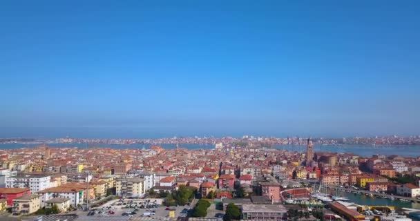 Flygfoto över Chioggia och Sottomarina och havet vid horisonten — Stockvideo