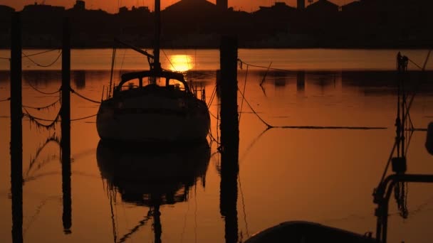 Gün batımında Chioggia gölünde bir yelkenli. — Stok video