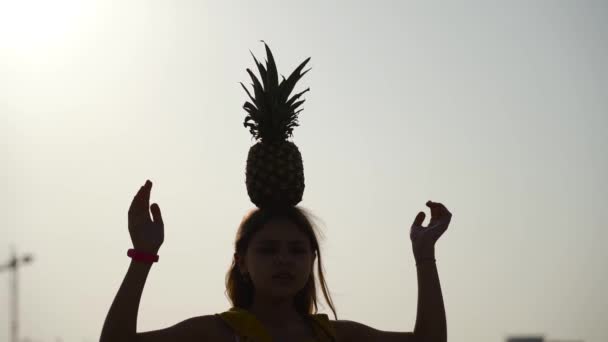 Iene adolescenti su una testa di ananas — Video Stock