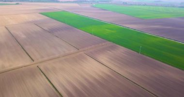 Yukarıdan görünen yeşil ve gri alanlar