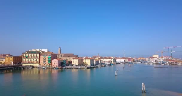Luchtfoto van de stad op het water Chioggia — Stockvideo