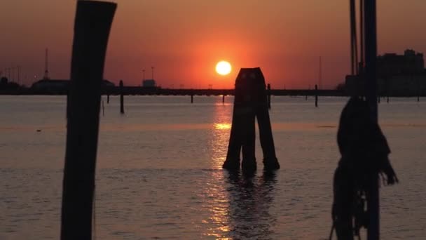 Zonsondergang op de rivier de stad bij zonsondergang — Stockvideo