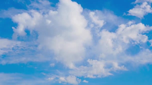 Weiche weiße Wolken rollen schnell über den blauen Himmel — Stockvideo