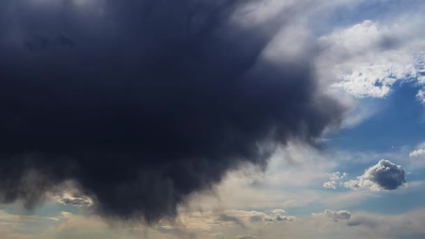 Nube oscura para la lluvia se mueve rápido — Vídeos de Stock