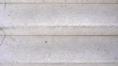 Beyaz antik taş bloklardaki merdivenler