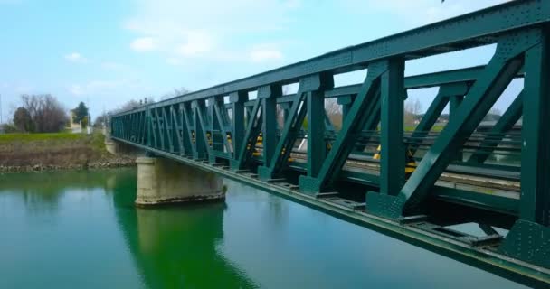 Зеленый стальной мост через реку с птицами, летящими впереди — стоковое видео