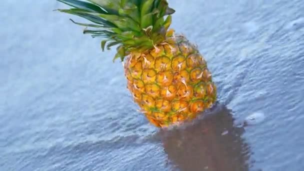 Lezzetli ananas deniz suyuyla yıkanır. — Stok video