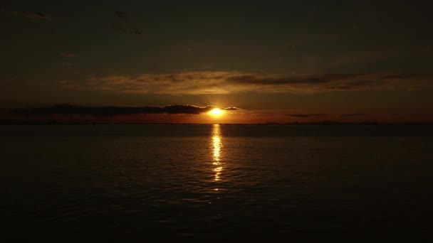 Reflecție strălucitoare a luminii solare pe apă în marea întunecată — Videoclip de stoc