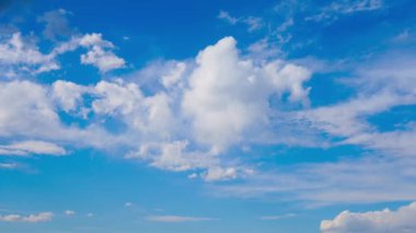 Mavi bulutlar gökyüzünde zaman diliminde akıyor