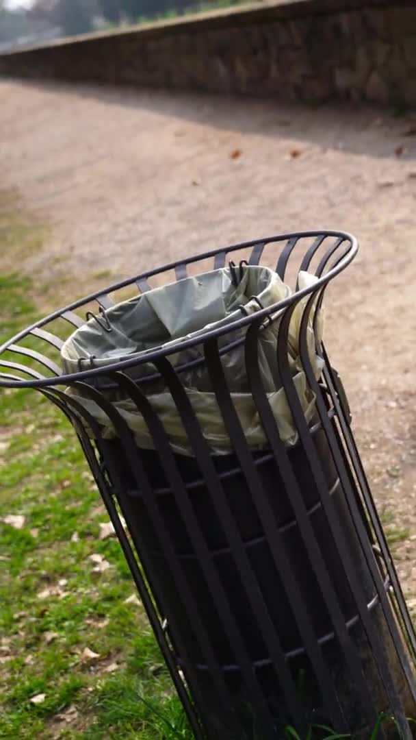 Stijlvolle cilinder metalen vuilnisbak in het lokale stadspark — Stockvideo