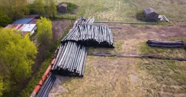 Yerdeki su boruları grup halinde.