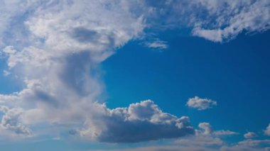 Parlak mavi gökyüzünün zamanı