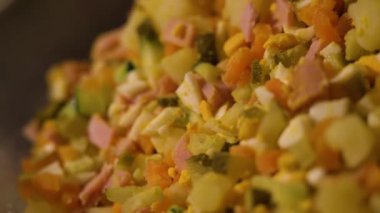 Rus salatası plastik kabın içinde.