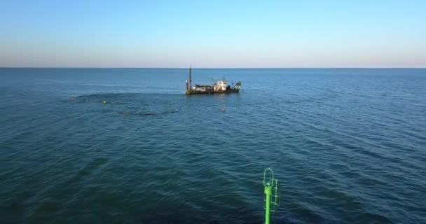 Barco para chupar la arena cerca de un dique — Vídeo de stock