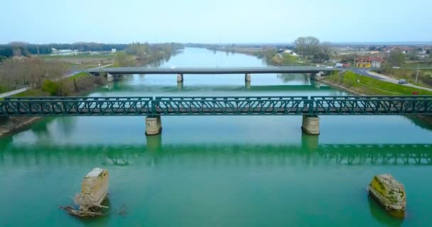 Бетонні фундаменти мосту вилучені з річки — стокове відео