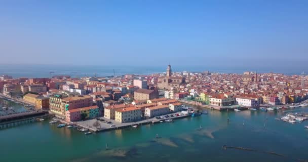 Luchtfoto van Chioggia en Sottomarina en de zee aan de horizon — Stockvideo