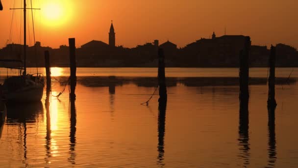 Solnedgång på lagunen i staden Chioggia — Stockvideo