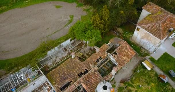 Een verlaten en verwoest boerderijgebouw — Stockvideo