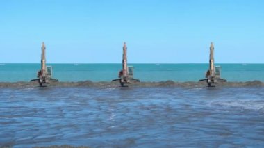 Komik kazıcılar senkronize kum kazar