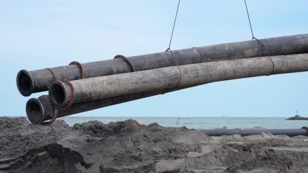 Ciężkie rury do odżywiania piaskiem do morza — Wideo stockowe
