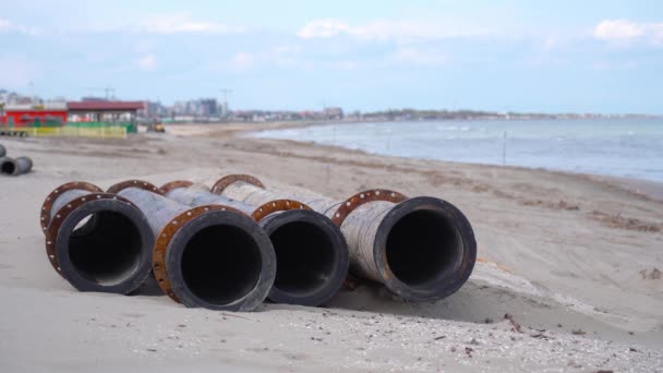 Cuatro tubos descansando sobre la arena de la playa — Vídeos de Stock