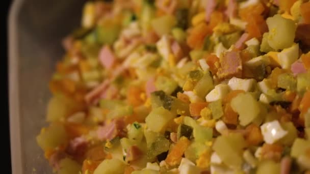 Salada em primeiro plano de cenouras e batatas — Vídeo de Stock