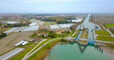 Kargo gemilerinin geçişi için yapay bir su kanalı