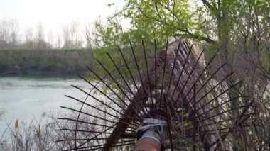 Eski bir metal boru nehri geçiyor.