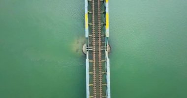 Nehrin üzerinde tren rayları olan çelik köprü.